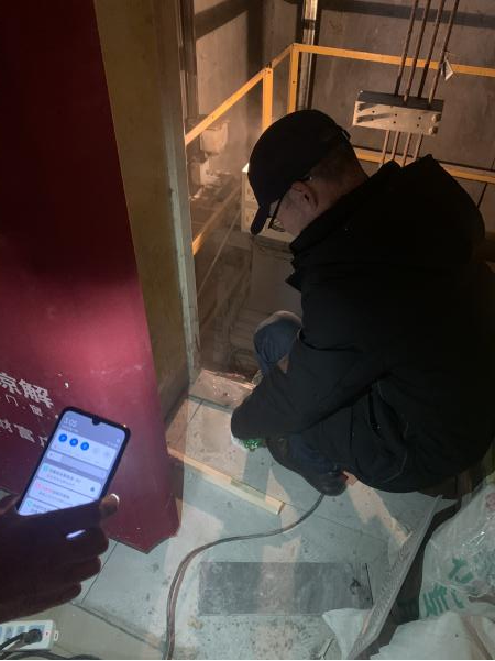 辛劳的物业运维员