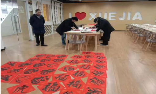 挥毫泼墨送春联，声声祝福迎新春