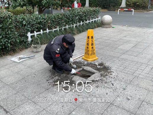 路面维修  确保业主通行安全