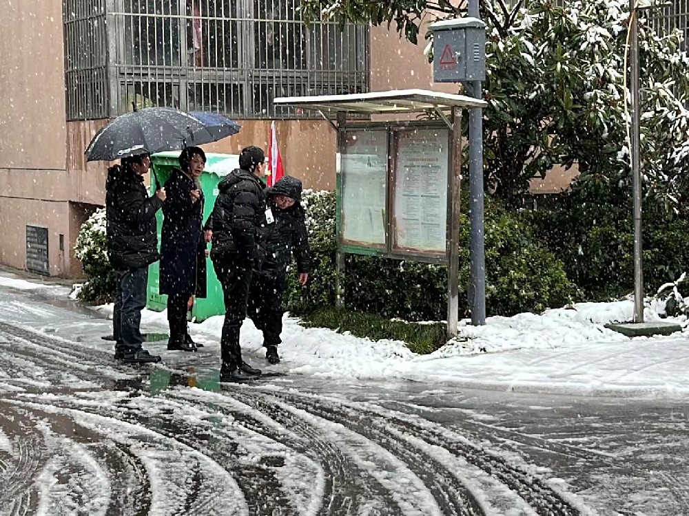 关爱基层，雪中拜年