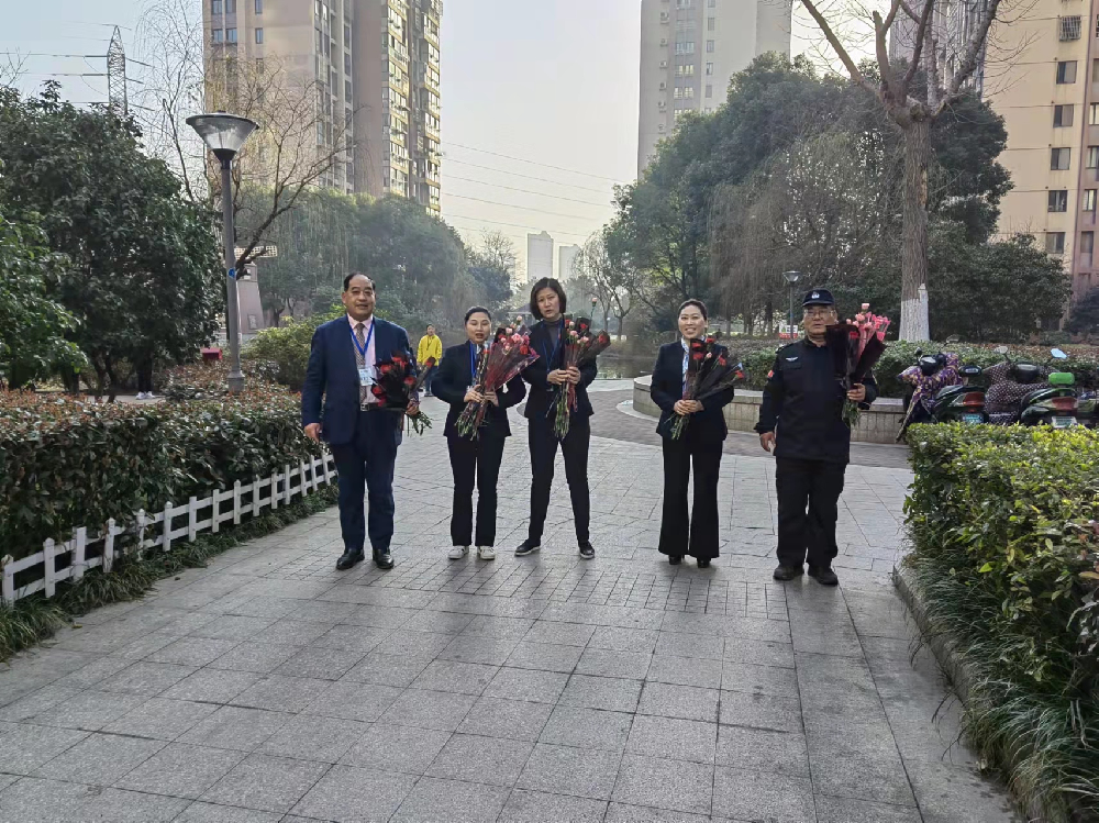 欢庆“三八”女神节  物业送花送祝福