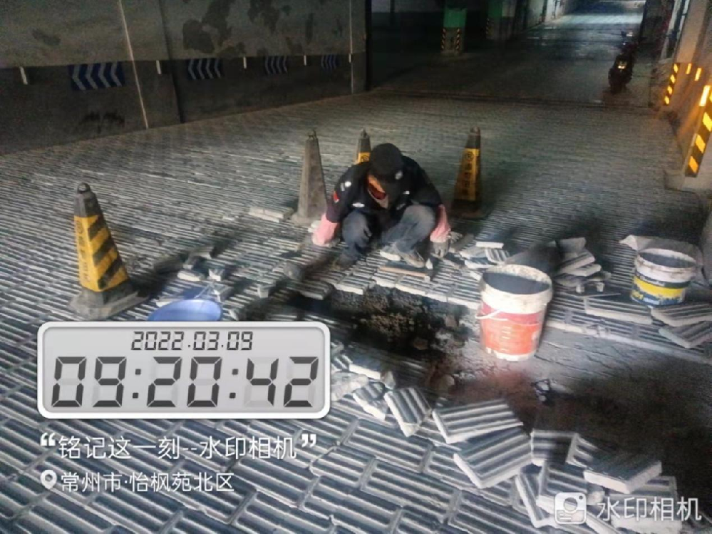 修缮破损路面 保障业主安全出行