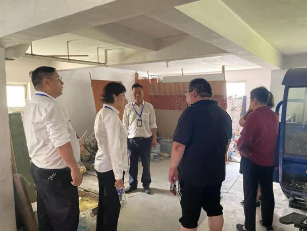 拆除违章搭建 打造美丽小区