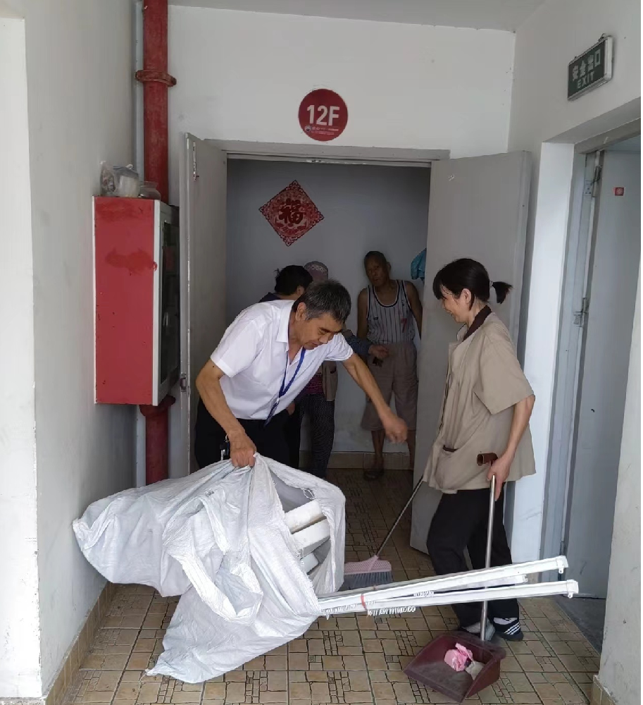 清理楼道杂物  物业人在行动
