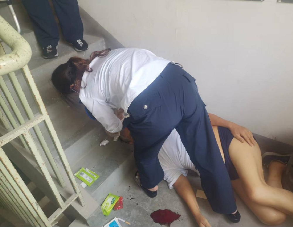 老人摔倒 物业及时救助暖人心