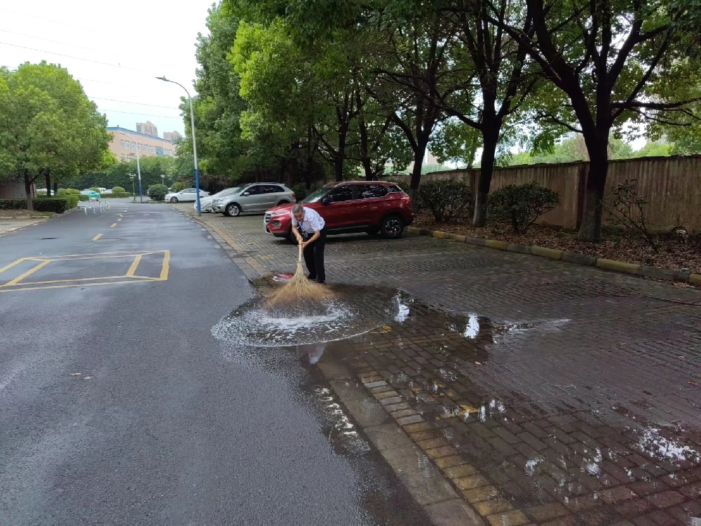 借雨冲刷小区路面