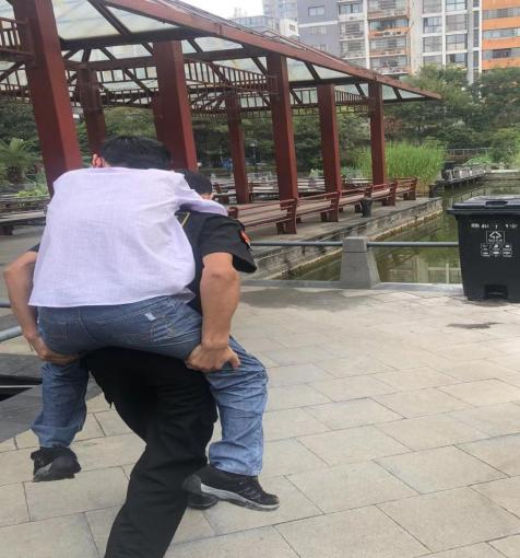 业主突发昏厥，物业及时救助