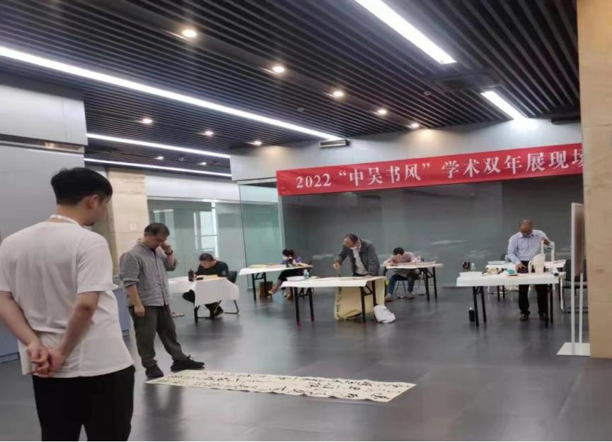 默默工作的物业人