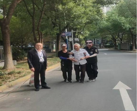 龙栖花园物业护送老年业主回家