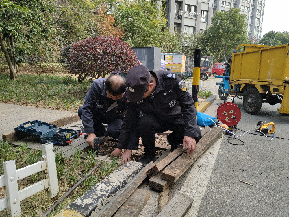 让小区木质品鲜亮起来