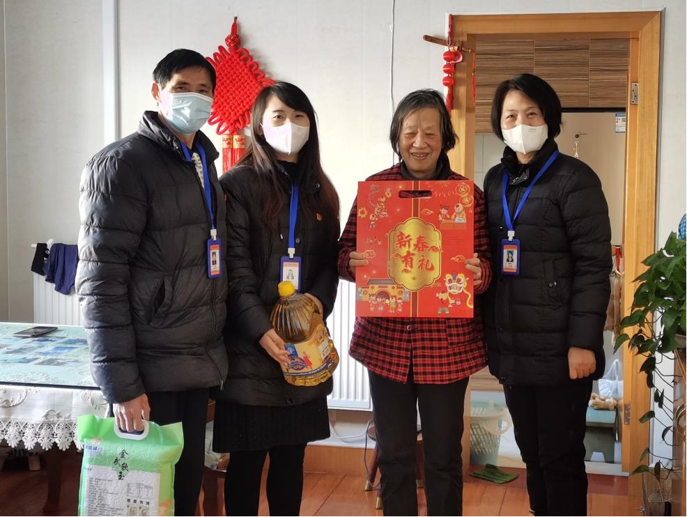 物业慰问送关怀 岁寒情深暖人心