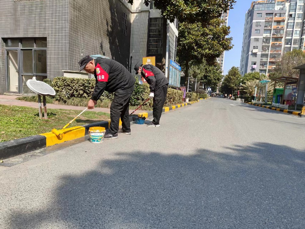 路边石重新刷漆 提升安全防护功能