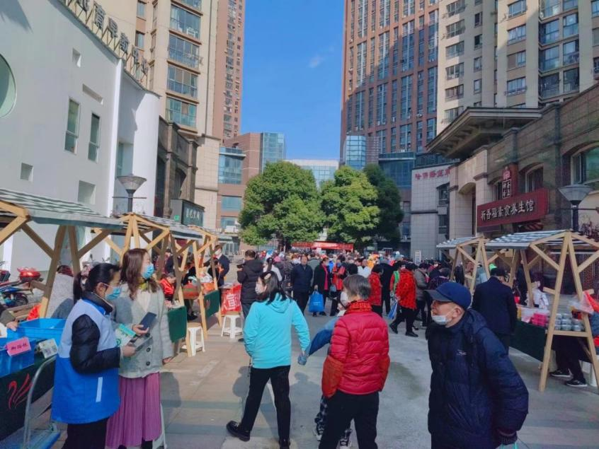 学习雷锋精神  开展便民服务活动