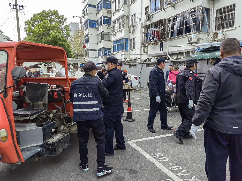 出新美家 清理乱堆放