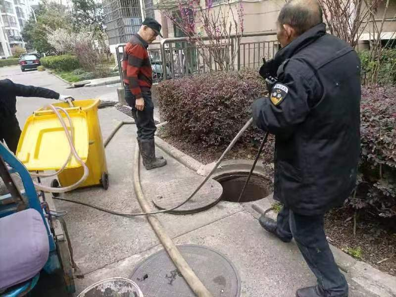 物业疏通污水管道 为居民排忧解难
