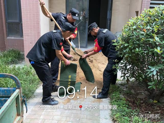 暴雨下的物业人