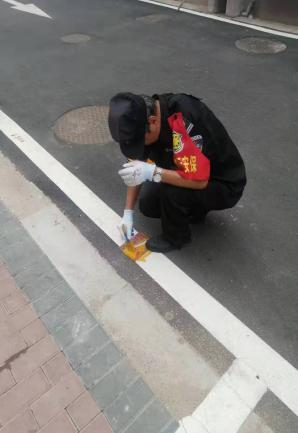 烈日下的物业人