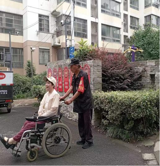 平凡岗位保安人，助人为乐暖人心