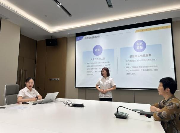 公司组织开展商务礼仪培训