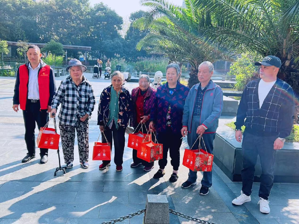 关爱老人，情满重阳