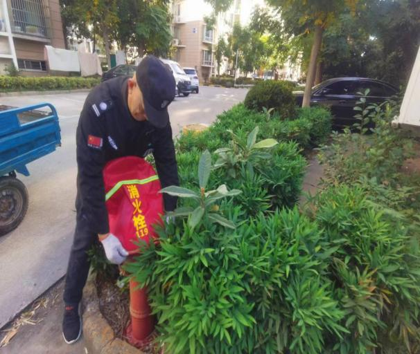 消火栓穿上贴心“小棉袄”防寒保暖迎寒冬
