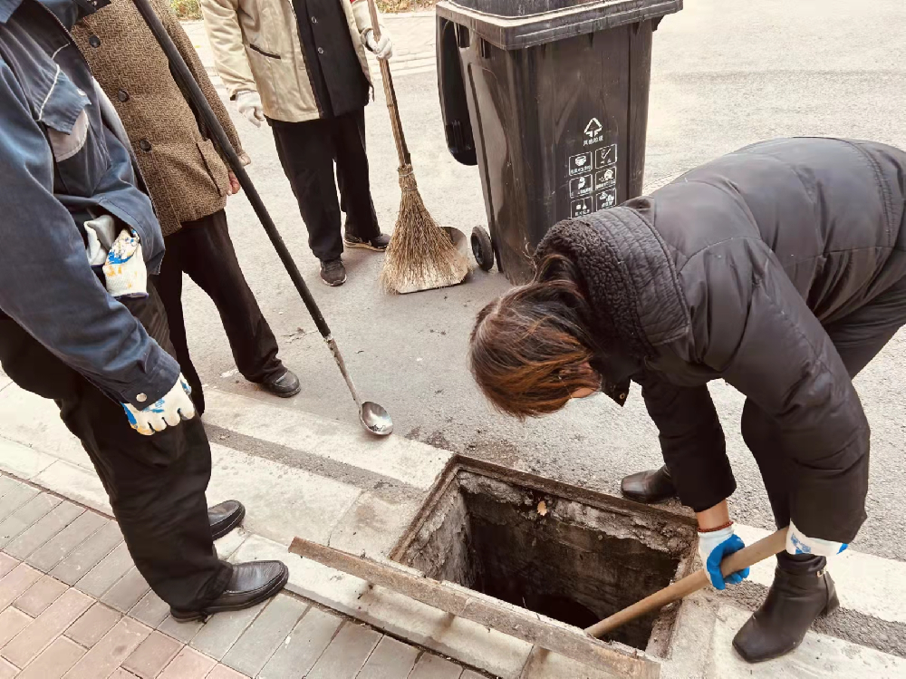 清理下水井 ,让雨水畅通无阻
