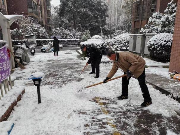 雪落寒意浓，扫雪暖人心