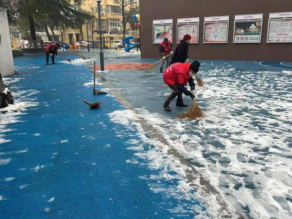 凝心聚力    扫雪护行