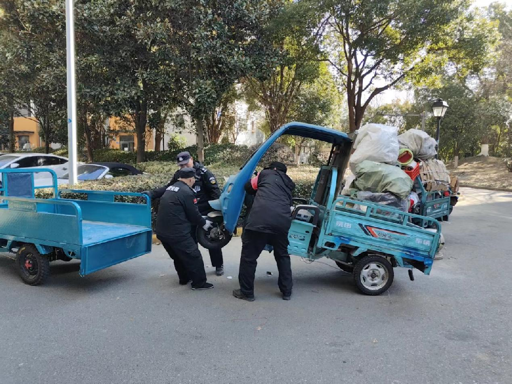 物业清理乱堆放废品车