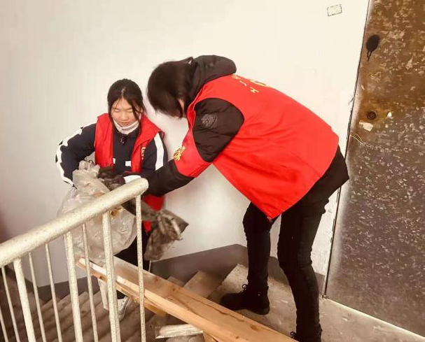 清理楼道杂物 ,让出生命通道