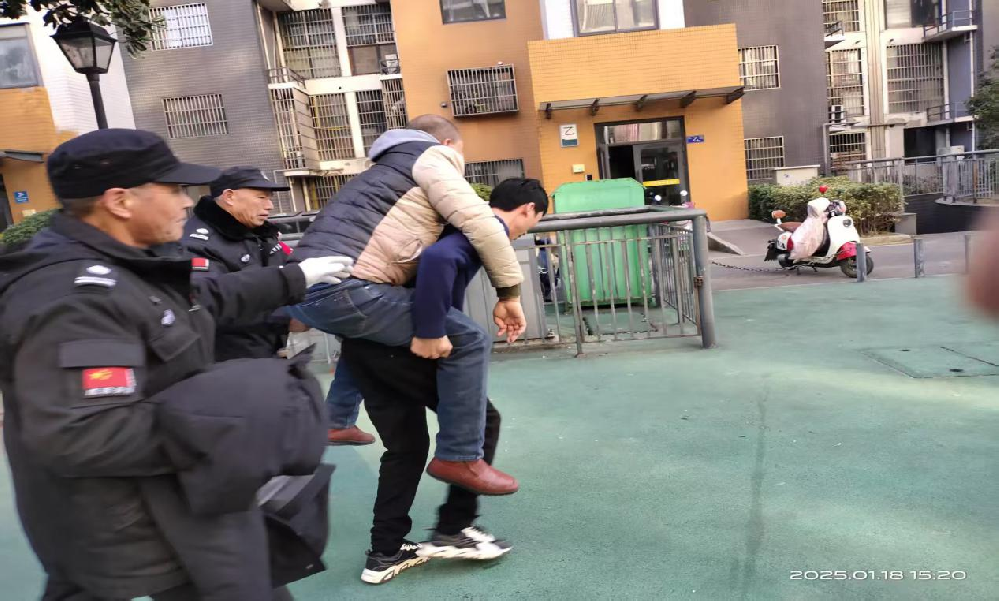 物业保安暖心守护，助业主安全归家