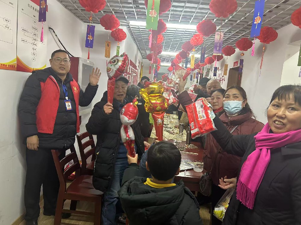 趣猜灯谜，热“球”元宵”，共品团圆滋味
