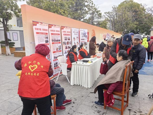 学雷锋践初心，便民理发暖民心