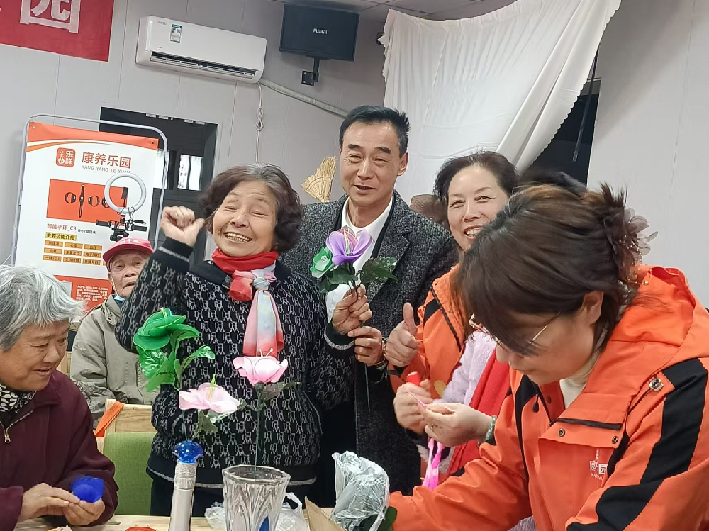 情暖三月天，共庆妇女节