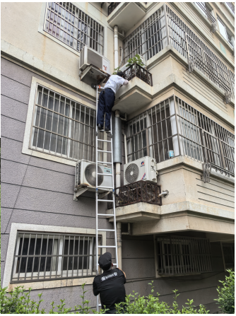 物业速解杂树难题 筑牢家园安全防线