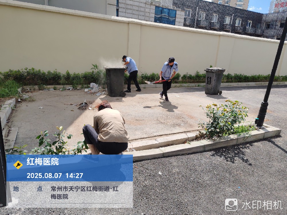 烈日下的医院“清障人”