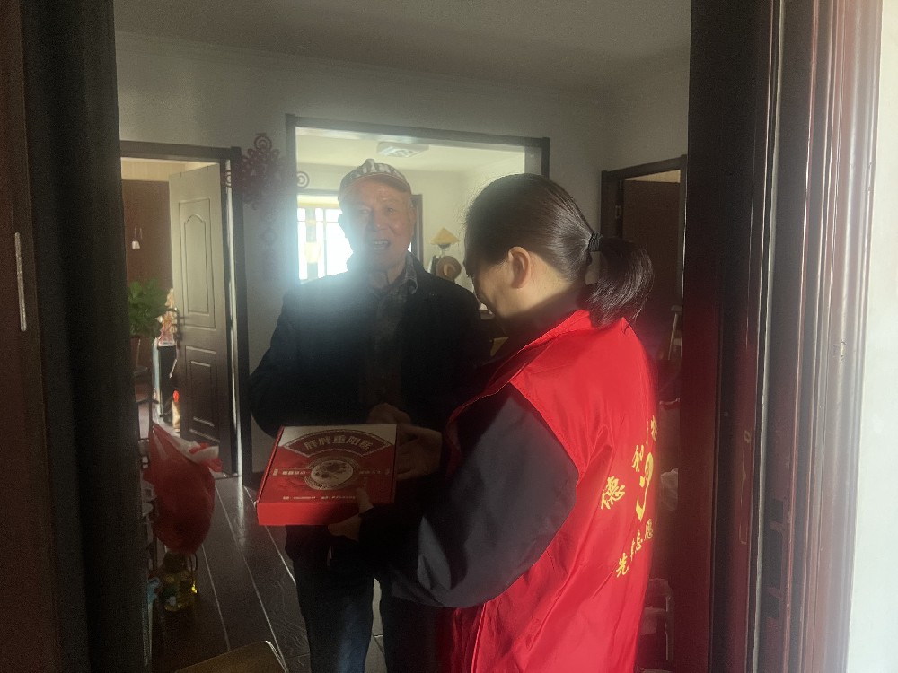 金秋送糕暖重阳,蔷薇家园传温情