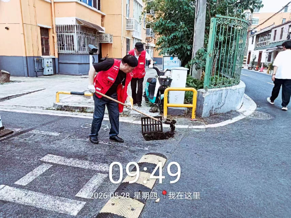 清掏雨水管网 筑牢防汛屏障