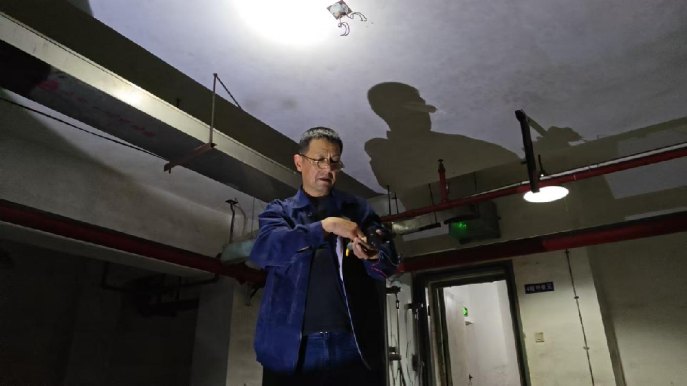 增设车库照明暖民心 细致服务解民忧