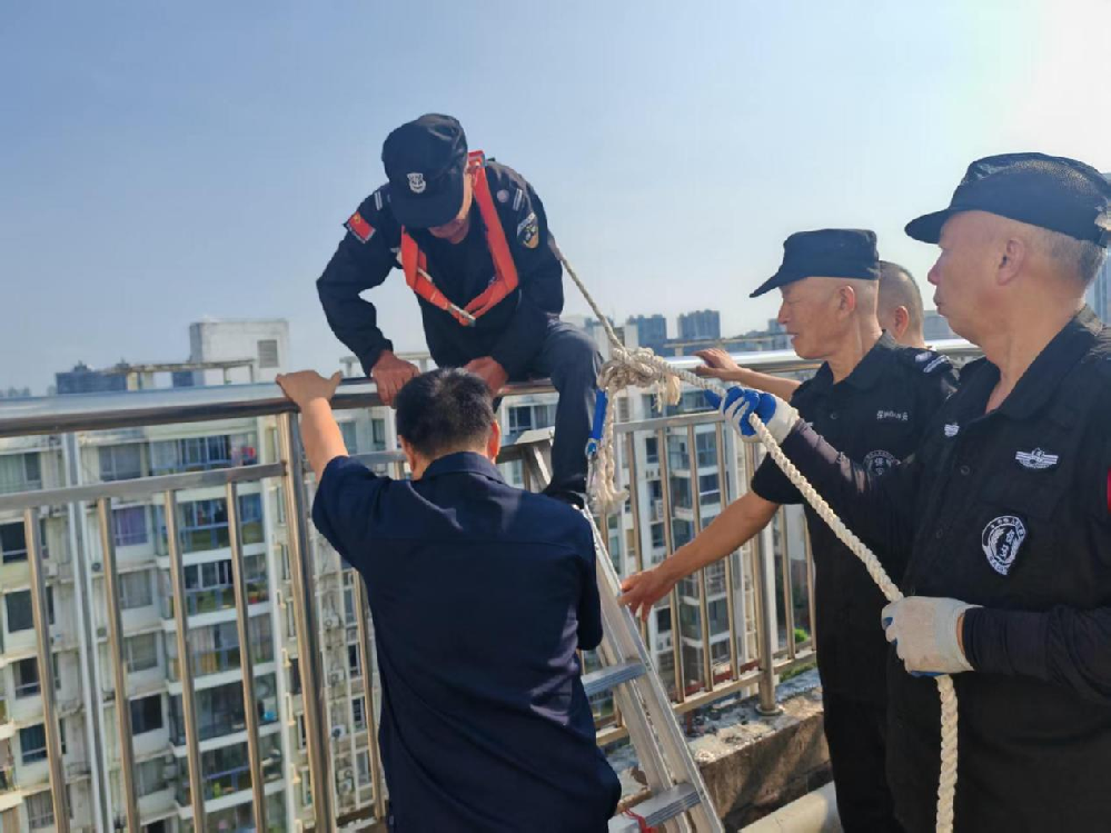 快速处置屋面漏水 筑牢小区安居防线