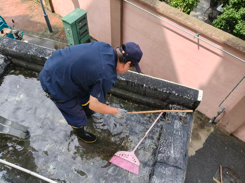 积水隐患速处置 暖心服务护平安