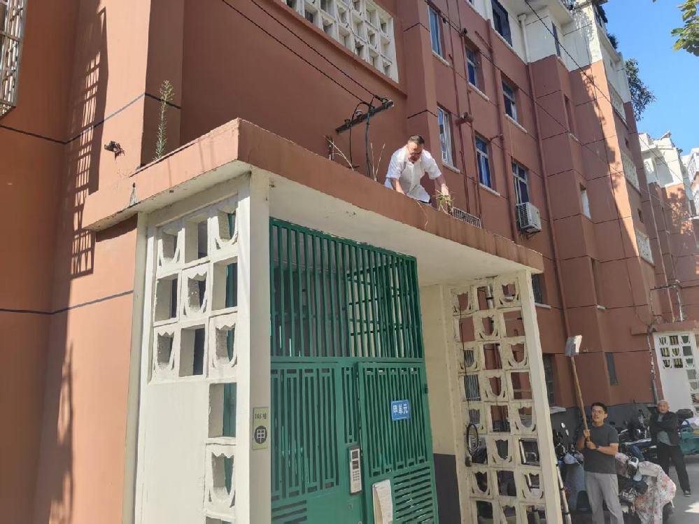 屋檐堆淤存隐患，物业相助解民忧