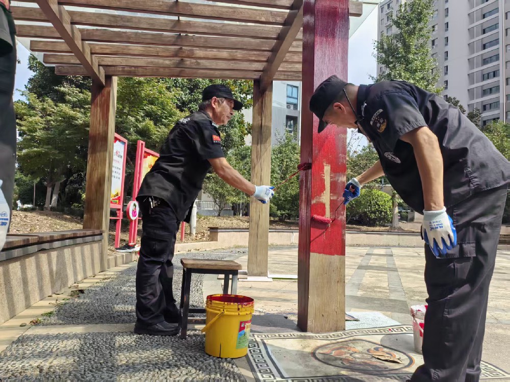 翻新廊架焕新颜 精致小区暖人心
