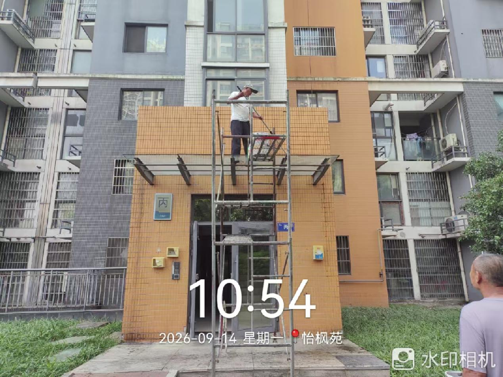 单元门焕新提质 擦亮小区宜居颜值